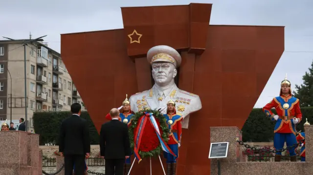 ፕረዚደንታት ሩስያን ሞንጎልያን ኣብ ሓወልቲ ጅግና ሕብረት ሶቭየት ማርሻል ጆርጂ ዙኮቭ ዕምባባ ንምንባር ኣብ ዝተኻየደ ስነ-ስርዓት 