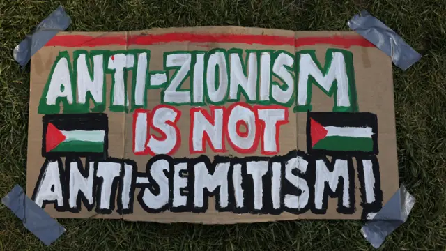 إحدى اللافتات في حديقة مخيم الاحتجاج في جامعة كولومبيا 