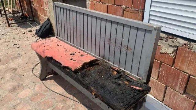 Готово спаљена клупа пред кућом Александра Милосављевића