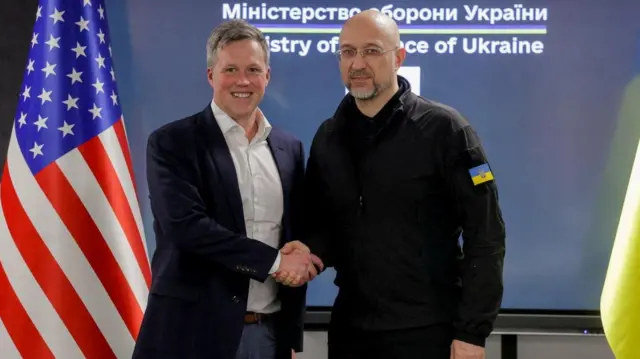 دن دریسکول، وزیر ارتش آمریکا (راست) و دنیس شمیهال، وزیر دفاع اوکراین