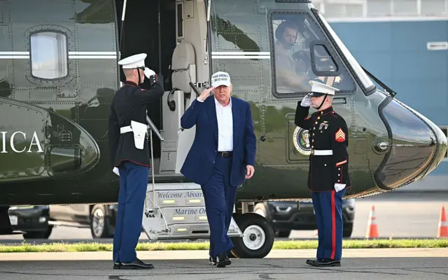 Trump con militares