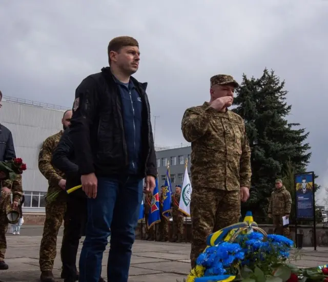 Serhiy Tarakanov durante la conmemoración de las víctimas del 28.º Regimiento de Chernóbil.