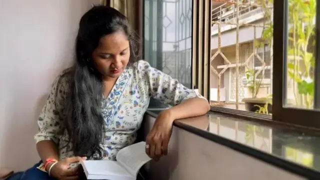 دیویکا نے آرٹس سے اپنا گریجویشن مکمل کیا ہے