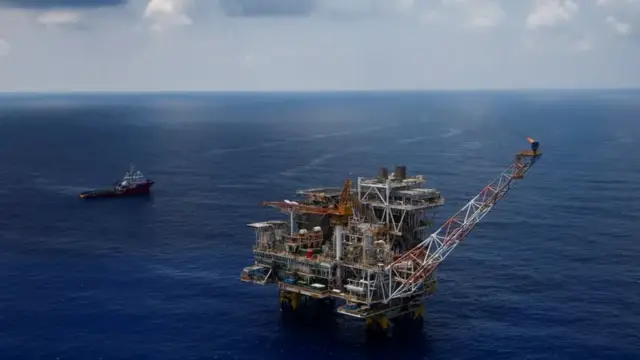 Giàn khoan dầu khí Lan Tây được vận hành bởi Rosneft Việt Nam, một công ty con của hãng dầu khí quốc gia Nga Rosneft ở ngoài khơi Vũng Tàu