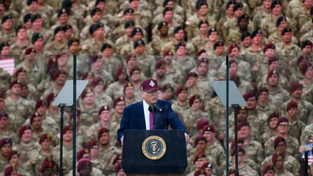 美國總統特朗普向一群軍中男女官兵發表演說