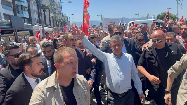 Özgür Özel kordon boyu Gündoğdu Meydanı'na doğru yürüdü