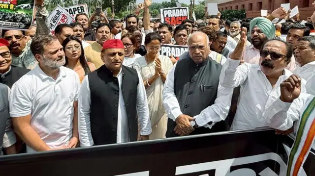 गुरुवार को नई दिल्ली में संसद परिसर में चल रहे मॉनसून सत्र के दौरान, लोकसभा में विपक्ष के नेता राहुल गांधी, कांग्रेस सांसद प्रियंका गांधी और समाजवादी पार्टी के राष्ट्रीय अध्यक्ष अखिलेश यादव ने अन्य विपक्षी सांसदों के साथ मिलकर केंद्रीय शिक्षा मंत्री धर्मेंद्र प्रधान के इस्तीफे की मांग को लेकर विरोध प्रदर्शन में हिस्सा लिया.
