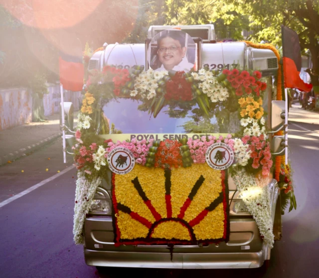 'முரசொலி' செல்வத்தின் உடல் தாங்கிய வாகனம்