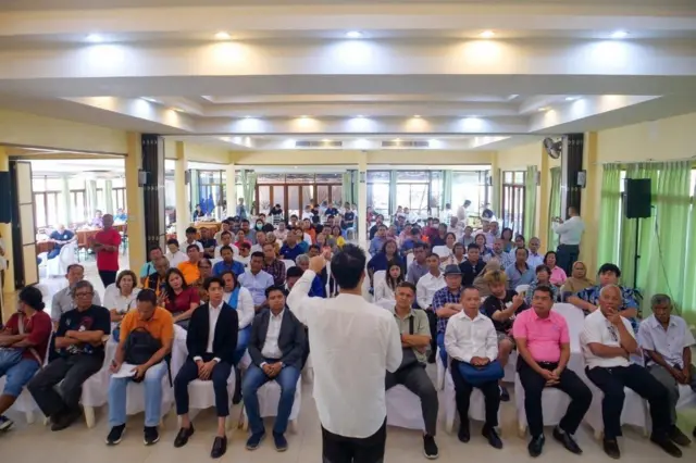 ธนาธรเดินสายลงพื้นที่หลายจังหวัดเพื่อเชิญชวนประชาชนคนธรรมดาลงสมัคร สว.