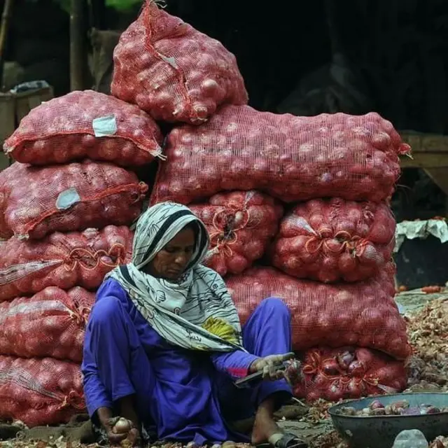 ভারত থেকে পেঁয়াজ রপ্তানিতে নিষেধাজ্ঞা জারি হওয়ায় পাকিস্তানের দিকে একাধিক দেশ তাকিয়ে আছে। 