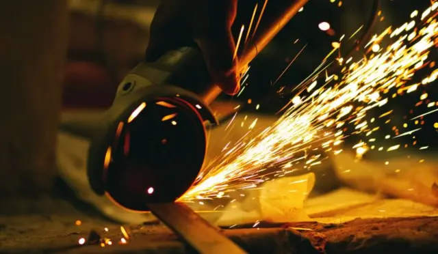 বাংলাদেশে গাড়ির ইঞ্জিনের যন্ত্রাংশ থেকে শুরু করে কৃষি ও নির্মাণ কাজের যন্ত্রপাতি, প্লাস্টিক পণ্যের ছাঁচ, নাট-বল্টু, বেয়ারিং ইত্যাদি অনেক এখন দেশেই তৈরি করা হয়।