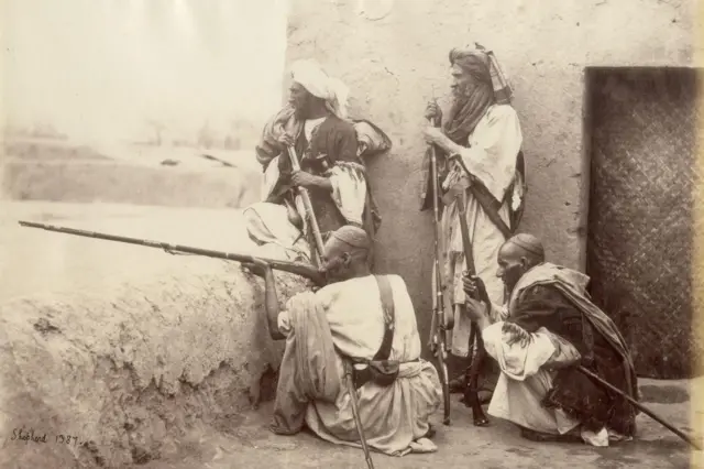 1862 में 'खैबर दर्रे में आफ़रीदियों के ग्रुप' की यह तस्वीर चार्ल्स शेफ़र्ड ने ली थी. इसमें अफ़गानिस्तान बॉर्डर पर रहने वाले एक पठान कबीले के लोग दिख रहे हैं, जिन्हें अंग्रेज़ों ने "बहुत आज़ाद स्वभाव" का बताया था.
