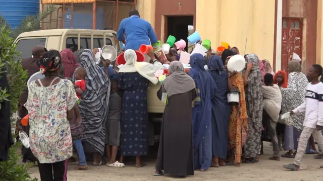 Pipo gada truck wey dey share food