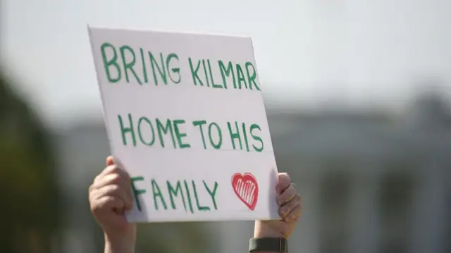 Unas manos sujetan un cartel que pide el retorno de Kilmar Ábrego a Estados Unidos.