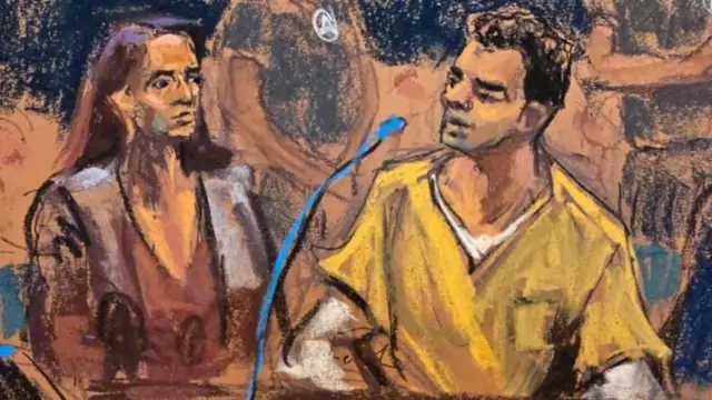 A ilustração mostra um homem de camisa amarela, Luigi Mangione, sentado ao lado de uma mulher, em um tribunal. O desenho, feito em tons de marrom, azul e amarelo, retrata os dois sentados diante de um microfone.