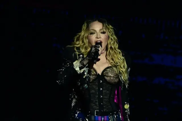 Madonna konser boyunca çok sayıda kostüm değiştirdi.