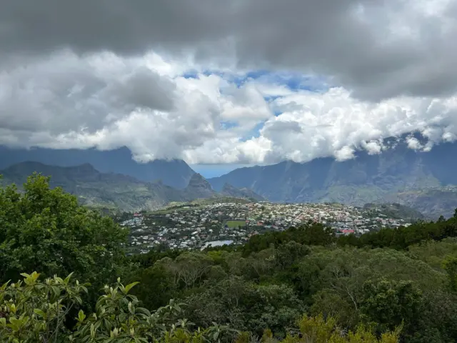 રેયુનિયોનના સિલીયોસ વિસ્તારમાં વાદળો ઘેરાયલા જોવા મળે છે