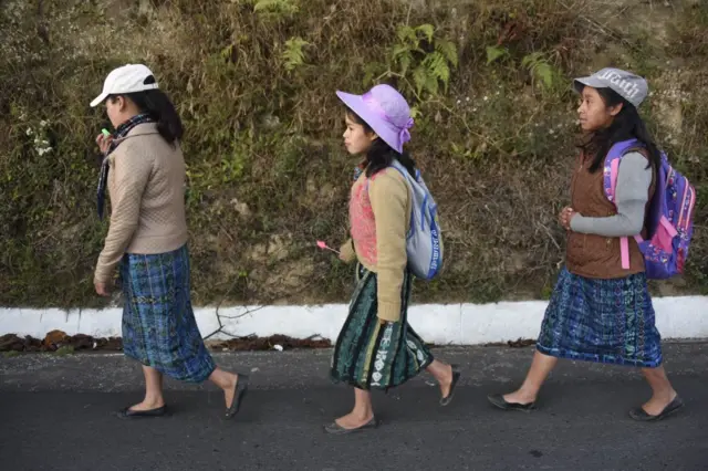 Niñas caminan en fila 
