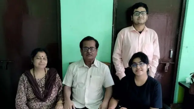 ড. নিমাই চন্দ্র গোস্বামীর মূর্তির (সাদা জামা) সঙ্গে তার স্ত্রী, কন্যা ও পুত্র