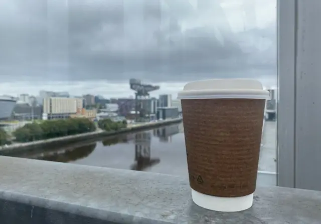 Tasse à café en carton blanc et beige
