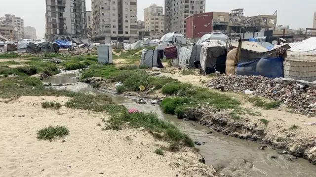 تتدفق مياه الصرف الصحي وسط الخيام.