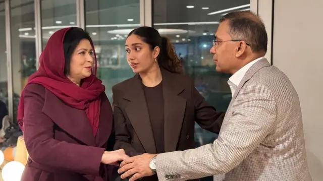 মা জুবাইদা রহমান ও বাবা তারেক রহমানের সাথে জাইমা রহমান