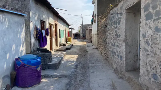 याच गल्लीत महेश यांचं घर आहे.