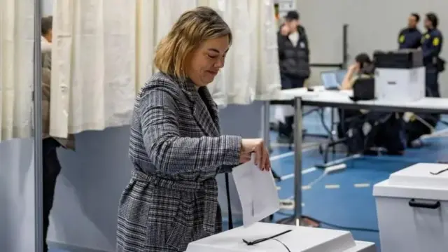 Голосування проходило на 72 виборчих дільницях, розкиданих по всьому острову