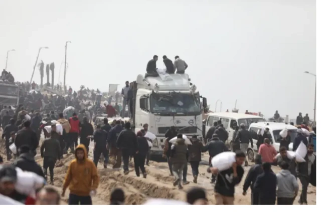 Bien qu'ils puissent transporter davantage d'aide, les convois terrestres ont été attaqués par les forces israéliennes et pillés par des civils palestiniens désespérés.