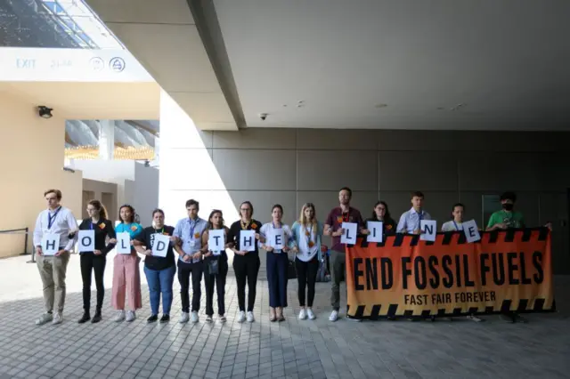 Des activistes manifestent au treizième jour de la COP 28, le 13 décembre 2023 à Dubaï, aux Émirats arabes unis.