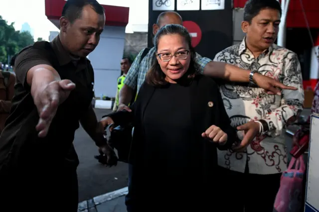 Mantan anggota Bawaslu, Agustiani Tio Fridelina (tengah), berjalan usai menjalani pemeriksaan di Gedung Merah Putih KPK, Jakarta, Rabu (8/1/2025).