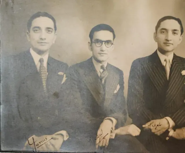 याक़ूबज़ादा बंधु. यूनुस ख़ाँ बाएं और याक़ूब ख़ाँ सबसे दाएं