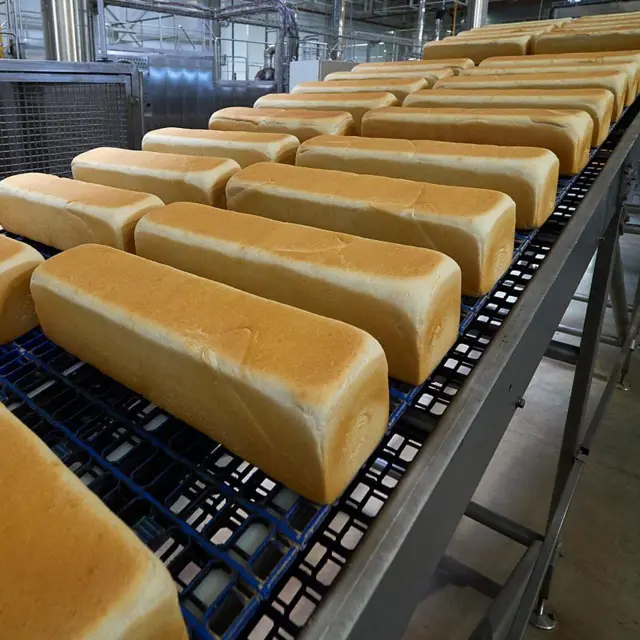 Pães de forma industriais em uma fábrica