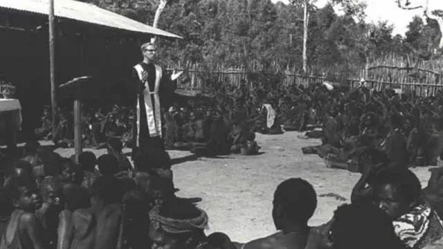 Imam Fransiskan, Pater Frans Lieshout dipotret saat berkotbah di hadapan orang-orang asli Papua dari Suku Moni di Biandoga, Intan Jaya, akhir 1960-an.