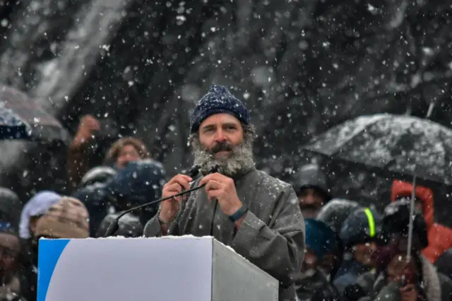 ভারত জোড়ো যাত্রা চলা কালীন কাশ্মীরের শ্রীনগরে রাহুল গান্ধী।