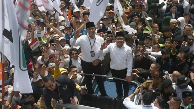 Bakal calon presiden Anies Baswedan dan bakal calon wakil presiden Muhaimin Iskandar bersama para pendukungnya tiba di Gedung KPU, Jakarta, Kamis (19/10/2023). Pasangan bakal capres dan bakal cawapres yang diusung Koalisi Perubahan tersebut mendaftarkan diri mereka sebagai peserta dalam Pemilihan Presiden (Pilpres) 2024.