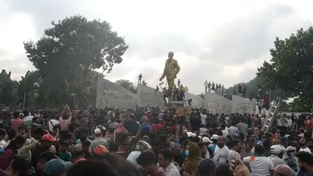 পাঁচই অগাস্ট আওয়ামী লীগ সরকারের পতনের পর ঢাকার একটি চিত্র