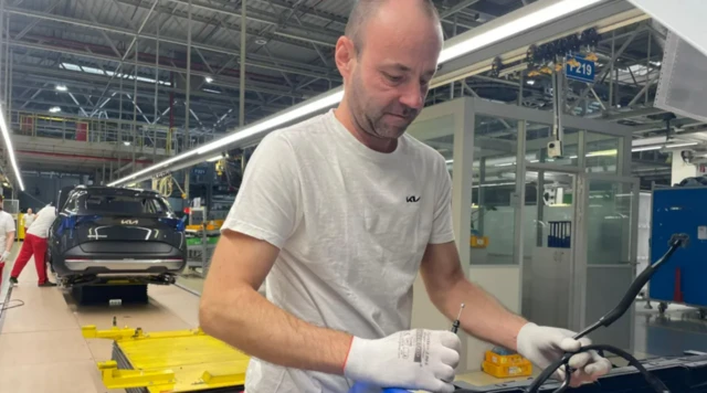 مارسل نے شمالی آئرلینڈ اور انگلینڈ میں زندگی گزاری، مگر آخرکار اپنے وطن لوٹ آئے تاکہ اس فیکٹری میں کام کر سکیں