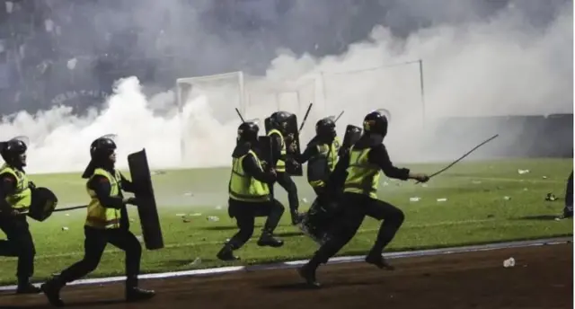 Awọn ọlọpaa to n yin teargas