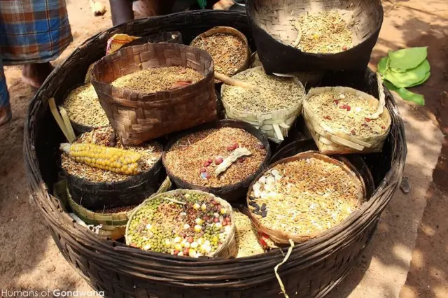 बेजुनीकडे गावकऱ्यांनी आणून दिलेलं धान्य