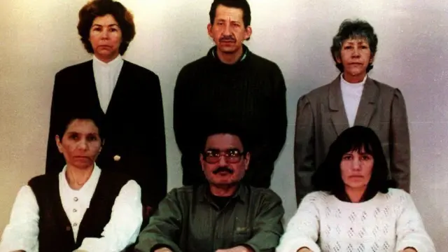 El 30 de octubre de 1993 el gobierno peruano publicó esta foto con líderes de Sendero Luminoso encarcelados: (parados, de izquierda a derecha) Angélica Salas, Osman Morote y Martha Huatay; (sentados de izquierda a derecha) Elena Iparraguirre, Abimael Guzmán y María Pantoja. (Foto: Palacio de Gobierno de Perú/AFP/Getty Images)