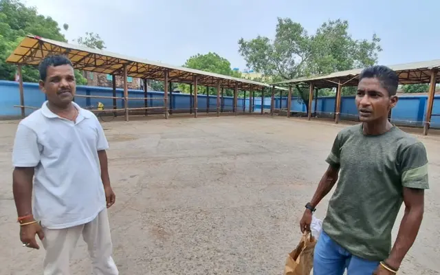 ট্যাংরার কসাইখানা সংলগ্ন পশুদের রাখার জন্য তৈরি অংশে কর্মরত ব্যক্তিরা