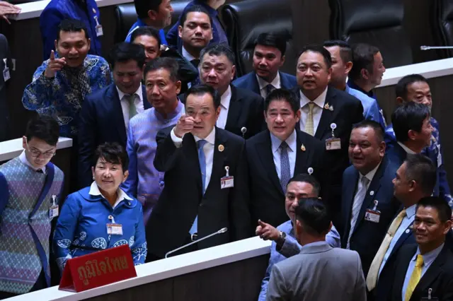 อนุทิน ชาญวีรกูล เป็นผู้นำรัฐบาลเสียงข้างน้อย 146 เสียง มีหนึ่งในภารกิจสำคัญคือการจัดทำประชามติแก้ไขรัฐธรรมนูญ