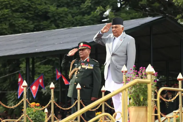 नेपाली सेनाका प्रधानसेनापति अशोकराज सिग्देल र राष्ट्रपति रामचन्द्र पौडेलसँग टुँडिखेलमा एउटा कार्यक्रममा सलामी ग्रहण गर्दै 