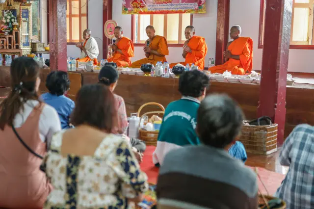 Бангкоктун түндүгүндөгү Накхон-Саван аймагындагы храмда буддист монахтар жаңы жылда сыйынууда