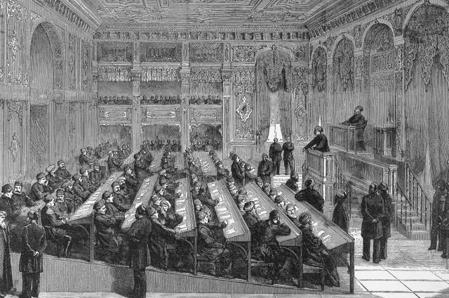 1876'da açılan ilk parlamentonun içini gösteren siyah beyaz çizimde meclis üyeleri ve kürsüde konuşmacılar var. 