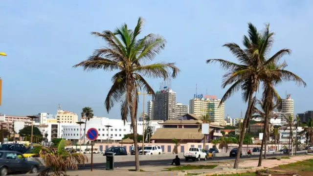 Des voitures circulent dans une rue de Dakar, la plus grande ville et capitale du Sénégal, le 18 septembre 2018.