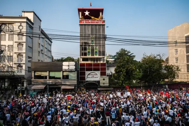 တကယ်ပဲ မြေပေါ်ပါတီ အဖြစ်ကနေ တစ်ခန်းရပ်သွားပြီလား