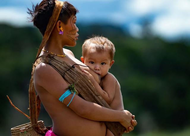 Une mère Yanomami allaite son bébé