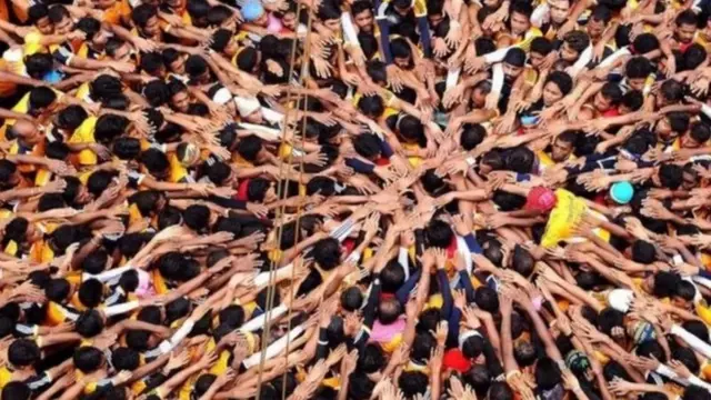 भारताची लोकसंख्या सध्या चीनपेक्षा कमी आहे.